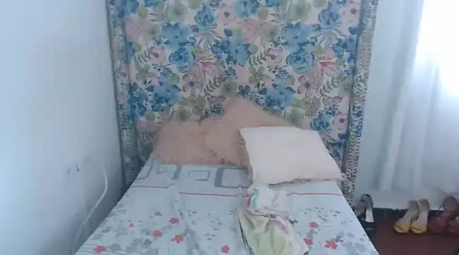 Snapshot of Sweeetnaughty chatting on 02/21/25, 07:32 Sweeetnaughty online show from 02/21/25, 07:32