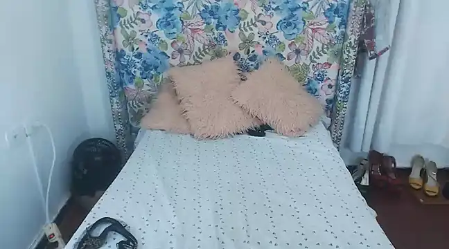 Snapshot of Sweeetnaughty chatting on 03/15/25, 02:24 Sweeetnaughty online show from 03/15/25, 02:24