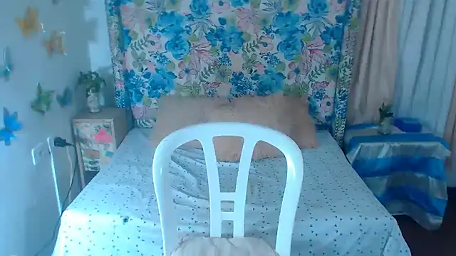 Snapshot of Sweeetnaughty chatting on 10/12/25, 01:37 Sweeetnaughty online show from 10/12/25, 01:37