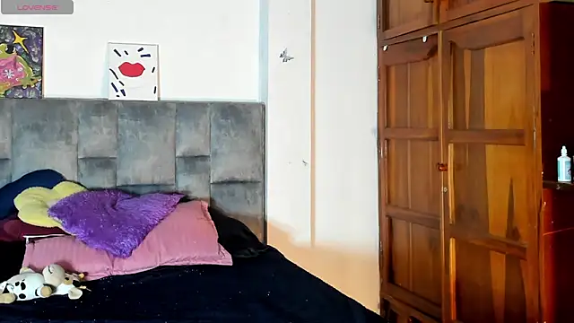 Isangel  online show from 10/31/25, 02:23