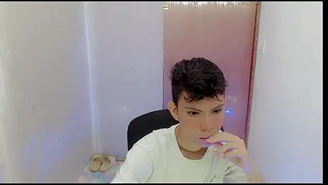 Snapshot of Alexxx_lov chatting on 01/30/25, 12:37 Alexxx lov online show from 01/30/25, 12:37