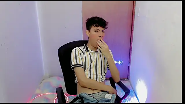 Snapshot of Alexxx_lov chatting on 02/03/25, 12:47 Alexxx lov online show from 02/03/25, 12:47