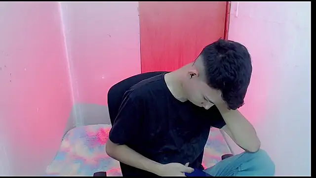 Snapshot of Alexxx_lov chatting on 02/04/25, 12:33 Alexxx lov online show from 02/04/25, 12:33