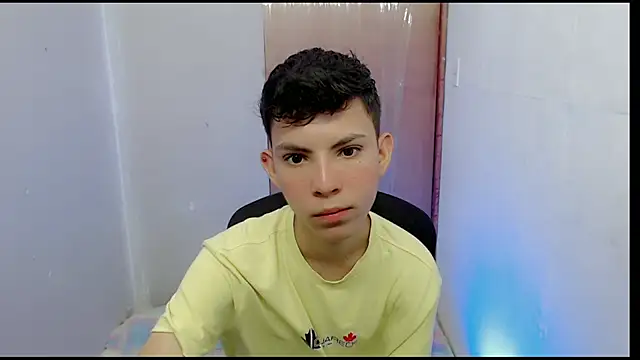 Snapshot of Alexxx_lov chatting on 02/19/25, 12:33 Alexxx lov online show from 02/19/25, 12:33