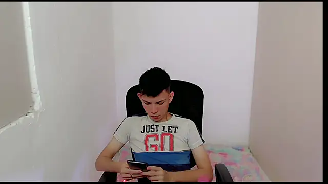 Snapshot of Alexxx_lov chatting on 02/25/25, 12:34 Alexxx lov online show from 02/25/25, 12:34