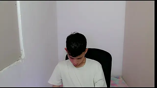 Snapshot of Alexxx_lov chatting on 02/28/25, 12:31 Alexxx lov online show from 02/28/25, 12:31