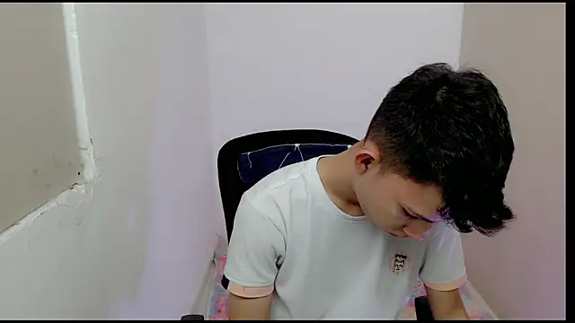 Snapshot of Alexxx_lov chatting on 03/10/25, 12:26 Alexxx lov online show from 03/10/25, 12:26