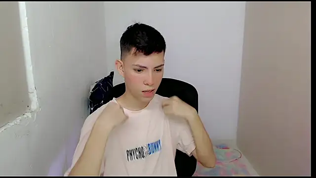 Snapshot of Alexxx_lov chatting on 03/19/25, 12:56 Alexxx lov online show from 03/19/25, 12:56