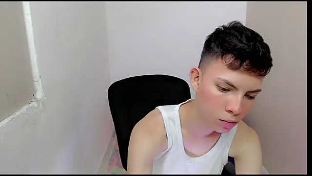 Snapshot of Alexxx_lov chatting on 03/22/25, 01:19 Alexxx lov online show from 03/22/25, 01:19