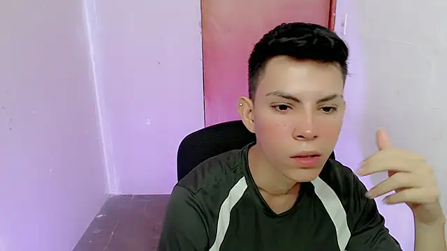 Snapshot of Alexxx_lov chatting on 09/13/25, 01:11 Alexxx lov online show from 09/13/25, 01:11