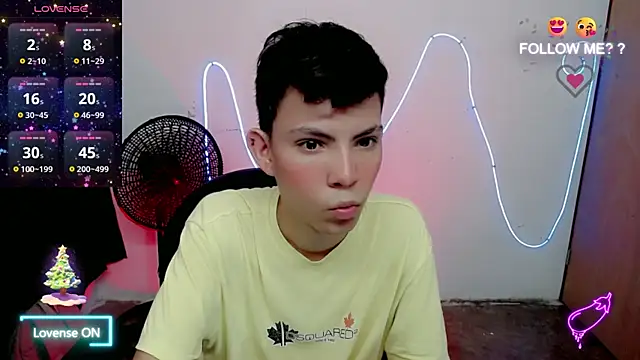 Snapshot of Alexxx_lov chatting on 12/17/25, 02:01 Alexxx lov online show from 12/17/25, 02:01