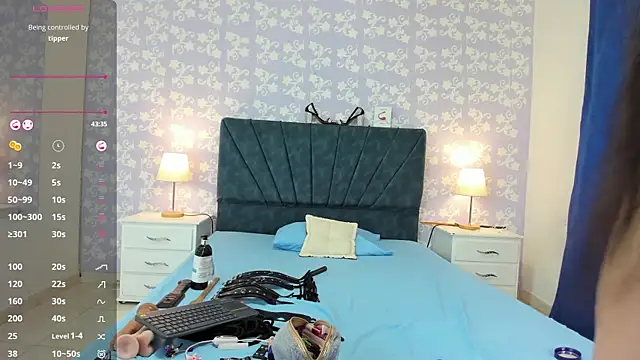 Snapshot of _nicolesweet chatting on 09/23/25, 08:12 nicolesweet online show from 09/23/25, 08:12