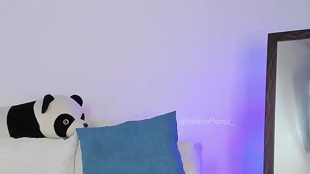 Snapshot of ValerieFlorez_ chatting on 03/07/25, 08:23 ValerieFlorez online show from 03/07/25, 08:23