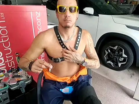 Snapshot of TAIZWRLD chatting on 11/18/25, 12:05 TAIZWRLD online show from 11/18/25, 12:05