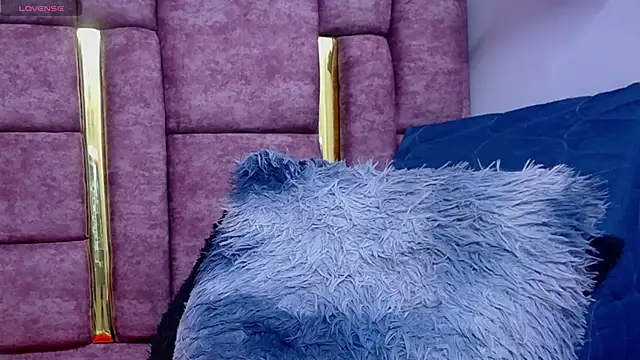 VICTORIAHANK  online show from 04/05/26, 08:55