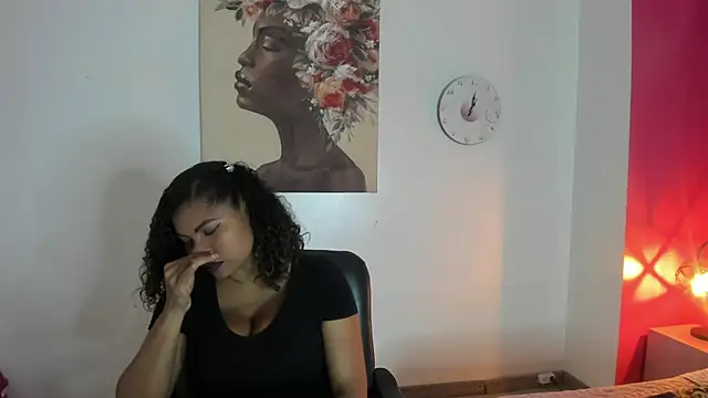 Snapshot of CamiilaReyes chatting on 11/24/25, 01:11 CamiilaReyes online show from 11/24/25, 01:11