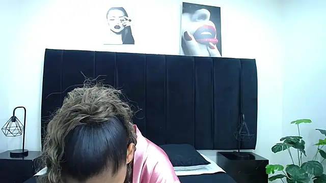 Snapshot of CamiilaReyes chatting on 01/10/26, 04:09 CamiilaReyes online show from 01/10/26, 04:09