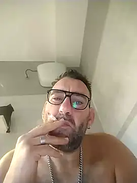 Snapshot of Hardasanut chatting on 10/31/25, 06:14 Hardasanut online show from 10/31/25, 06:14