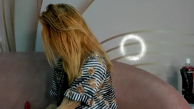 zoe taylorr1 online show from 02/15/25, 07:49