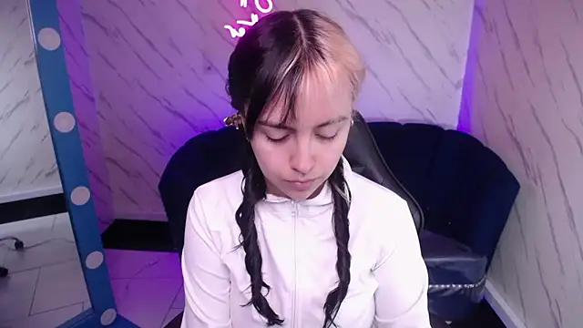 Snapshot of Hela_v chatting on 02/07/26, 01:04 Hela v online show from 02/07/26, 01:04