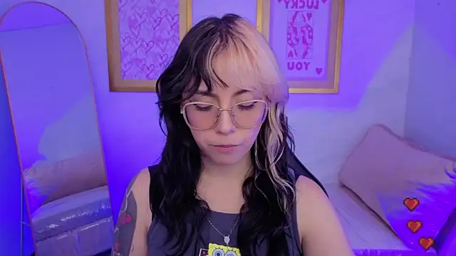 Snapshot of Hela_v chatting on 02/17/26, 08:04 Hela v online show from 02/17/26, 08:04