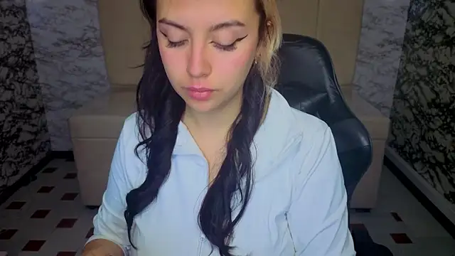 Snapshot of Hela_v chatting on 04/09/26, 01:05 Hela v online show from 04/09/26, 01:05