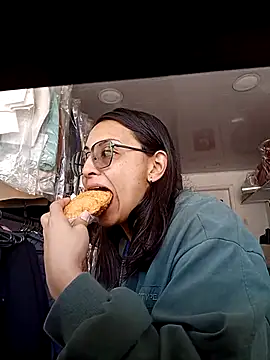 Snapshot of bri_ali chatting on 12/17/25, 02:12 bri ali online show from 12/17/25, 02:12