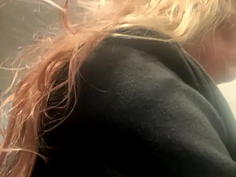 Snapshot of kcmo1010 chatting on 11/25/25, 06:24 kcmo1010 online show from 11/25/25, 06:24