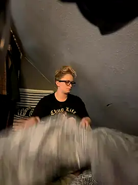 Snapshot of kcmo1010 chatting on 12/03/25, 09:13 kcmo1010 online show from 12/03/25, 09:13