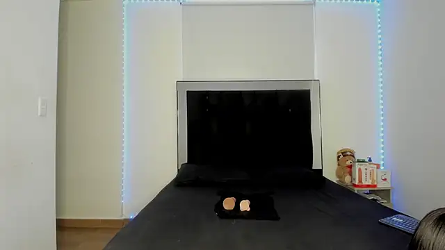 Snapshot of victoriacolin chatting on 11/11/25, 12:05 victoriacolin online show from 11/11/25, 12:05