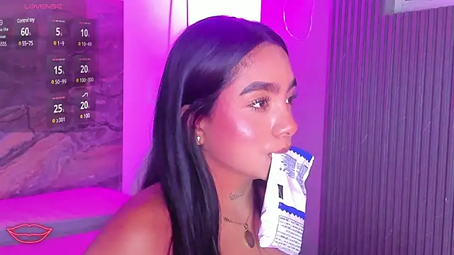 Snapshot of Estefy_gomez09 chatting on 03/19/25, 03:52 Estefy gomez09 online show from 03/19/25, 03:52