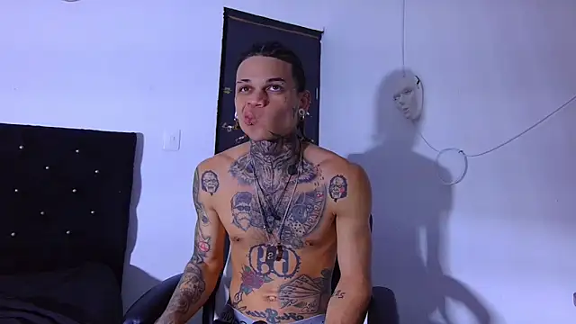 hot man05 online show from 12/20/25, 12:40