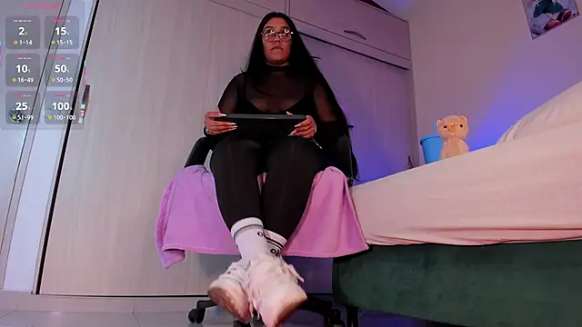 Snapshot of aleya_bliss chatting on 10/26/25, 03:12 aleya bliss online show from 10/26/25, 03:12