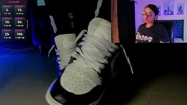 Snapshot of aleya_bliss chatting on 11/21/25, 04:00 aleya bliss online show from 11/21/25, 04:00