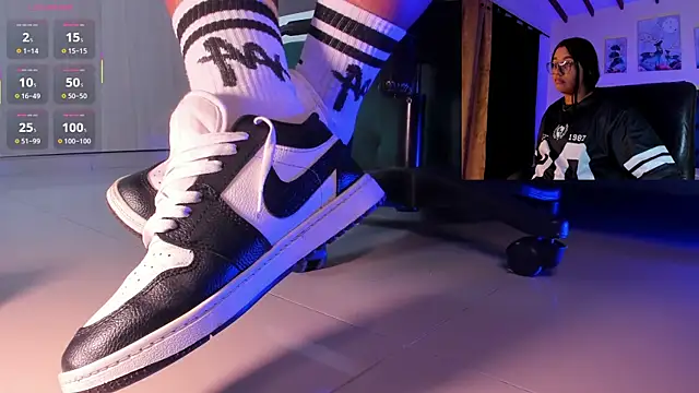 Snapshot of aleya_bliss chatting on 11/22/25, 03:49 aleya bliss online show from 11/22/25, 03:49