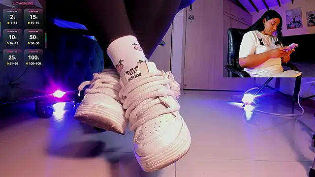 Snapshot of aleya_bliss chatting on 11/27/25, 03:08 aleya bliss online show from 11/27/25, 03:08