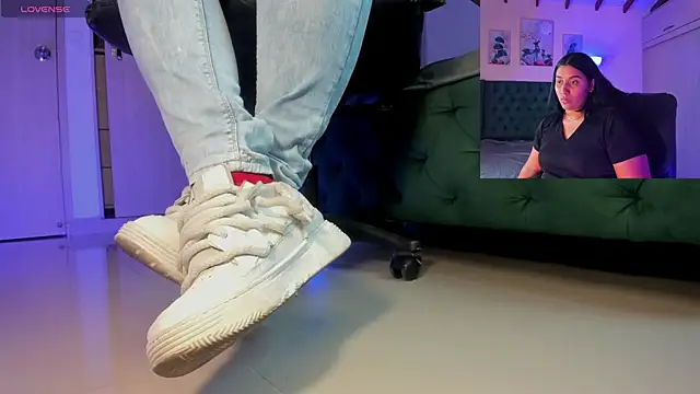 Snapshot of aleya_bliss chatting on 11/28/25, 03:53 aleya bliss online show from 11/28/25, 03:53