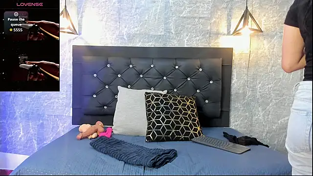 emberhodson online show from 11/21/25, 11:20