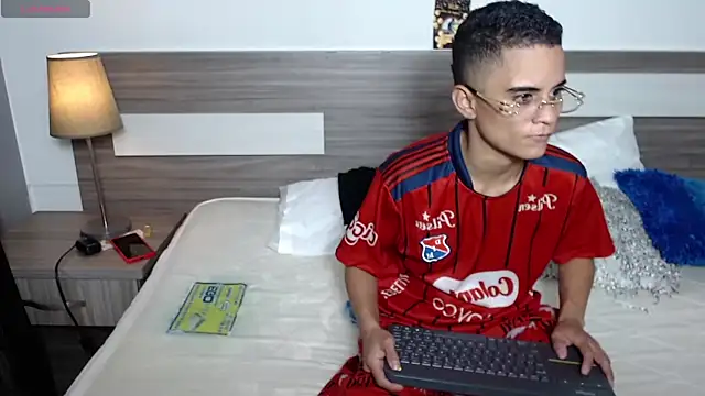 Liiamthompson online show from 11/12/25, 06:52