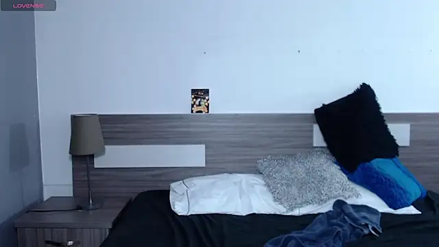 Liiamthompson online show from 11/15/25, 07:10