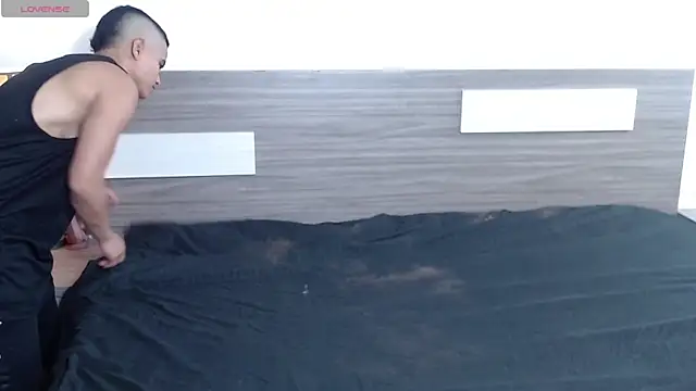 Liiamthompson online show from 12/21/25, 09:16