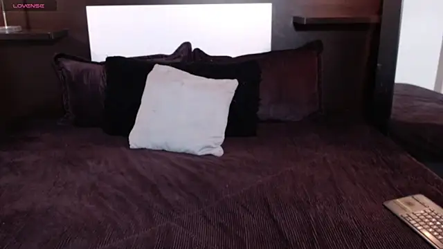 Liiamthompson online show from 04/11/26, 09:13