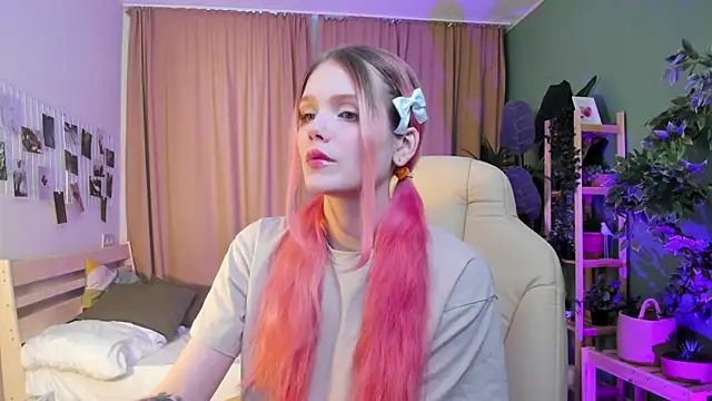 Gretchen Mol online show from 01/11/26, 07:35