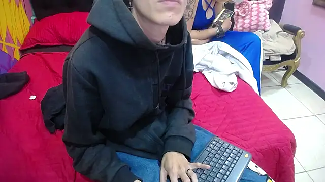 Snapshot of SimonAndJocelyn chatting on 03/20/25, 07:57 SimonAndJocelyn online show from 03/20/25, 07:57