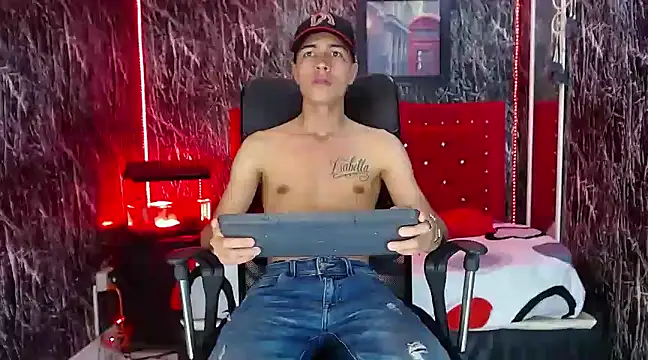 Snapshot of Dylan_Milk chatting on 01/31/25, 08:22 Dylan Milk online show from 01/31/25, 08:22