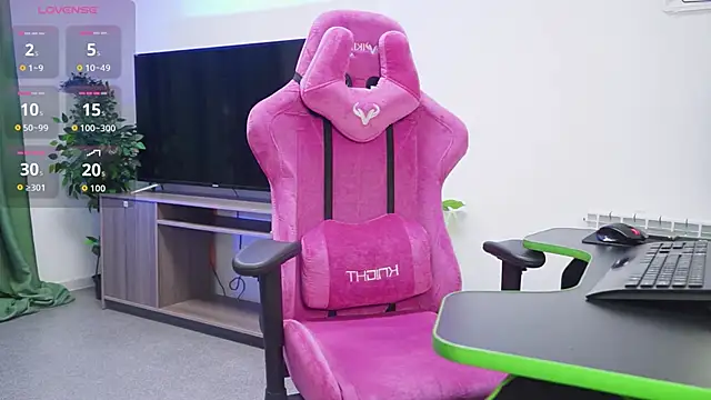 Snapshot of MilaStoyne chatting on 09/11/25, 06:13 MilaStoyne online show from 09/11/25, 06:13