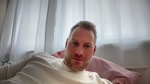 Snapshot of Christian87xxx chatting on 10/01/25, 01:39 Christian87xxx online show from 10/01/25, 01:39