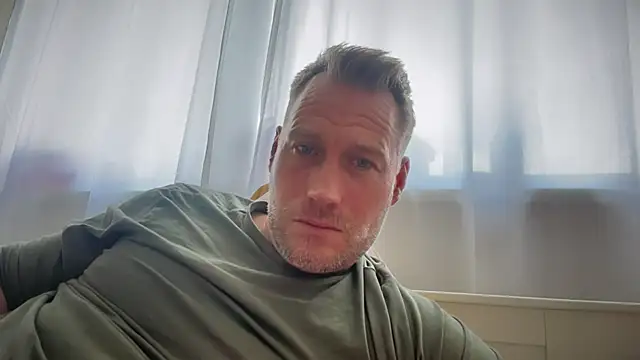 Snapshot of Christian87xxx chatting on 10/06/25, 01:52 Christian87xxx online show from 10/06/25, 01:52