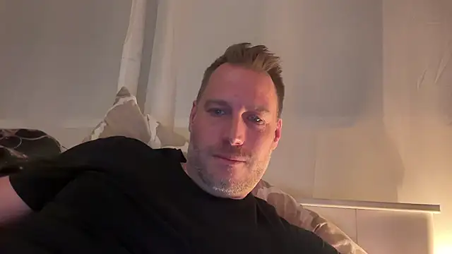 Snapshot of Christian87xxx chatting on 11/13/25, 05:01 Christian87xxx online show from 11/13/25, 05:01