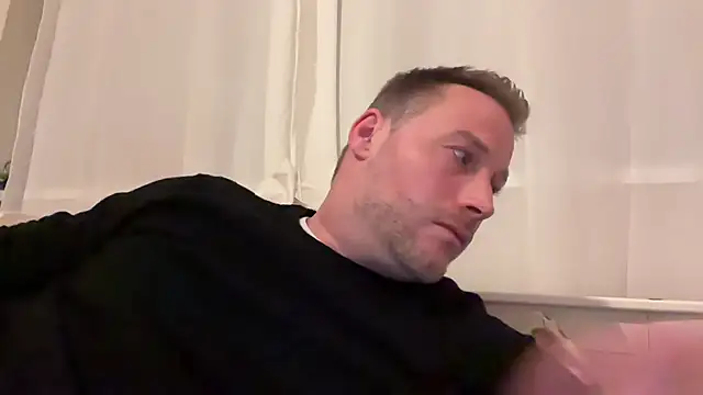 Snapshot of Christian87xxx chatting on 11/17/25, 05:30 Christian87xxx online show from 11/17/25, 05:30